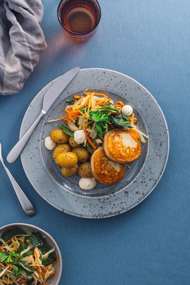 Fiskekaker med knuste krydderpoteter, grønnsaker og aioli