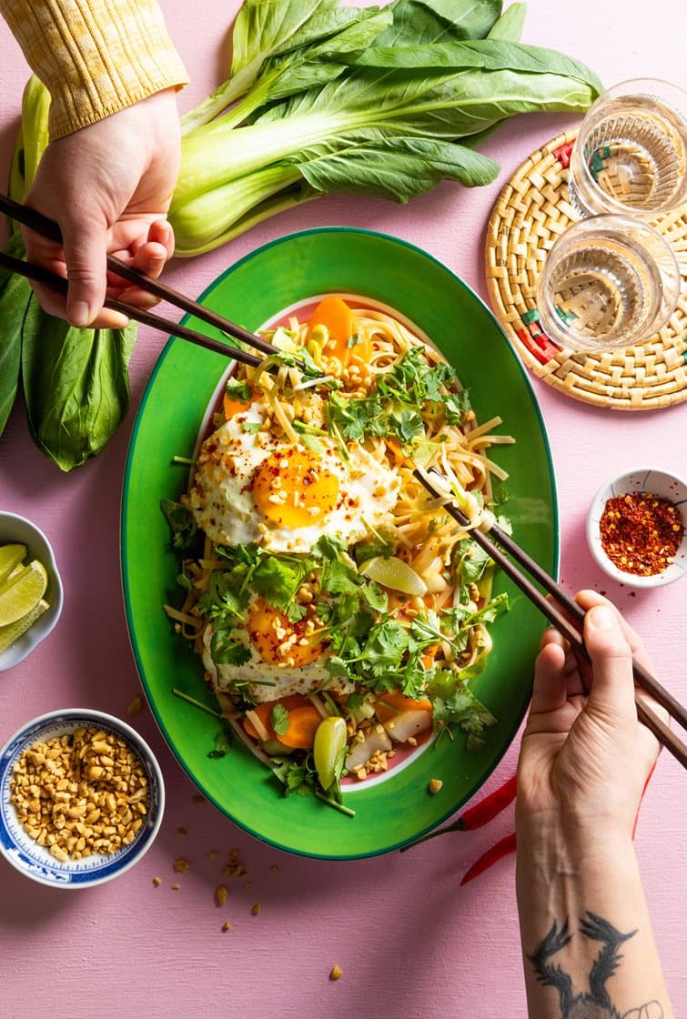 Thai-inspirert stirfry med chilistekte egg, pak choy, nudler og bønnespirer