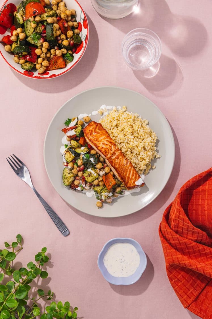 Stekt laks med bulgur, ovnsbakte grønnsaker, granateple og lett urtedressing