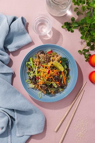 Asiatisk-inspirert storfebog med nudler, sauterte grønnsaker og lime