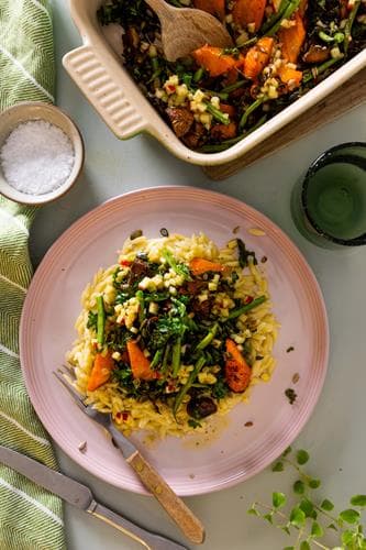 Risoni med estragonsmør, bakte grønnsaker og sprø kjerner 